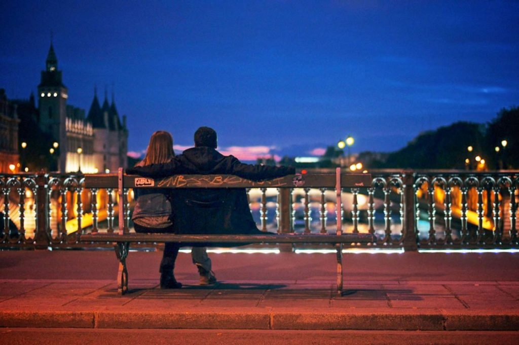 Paris bridge couple